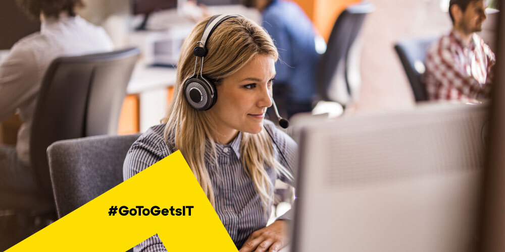 IT-medewerker met een headset die werkt met software voor monitoring en waarschuwingen voor servers?