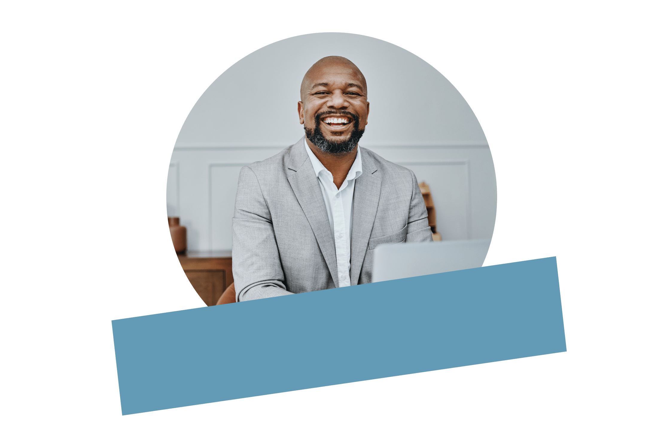 Un trabajador corporativo con traje sonriendo, satisfecho de revolucionar su concesionario.