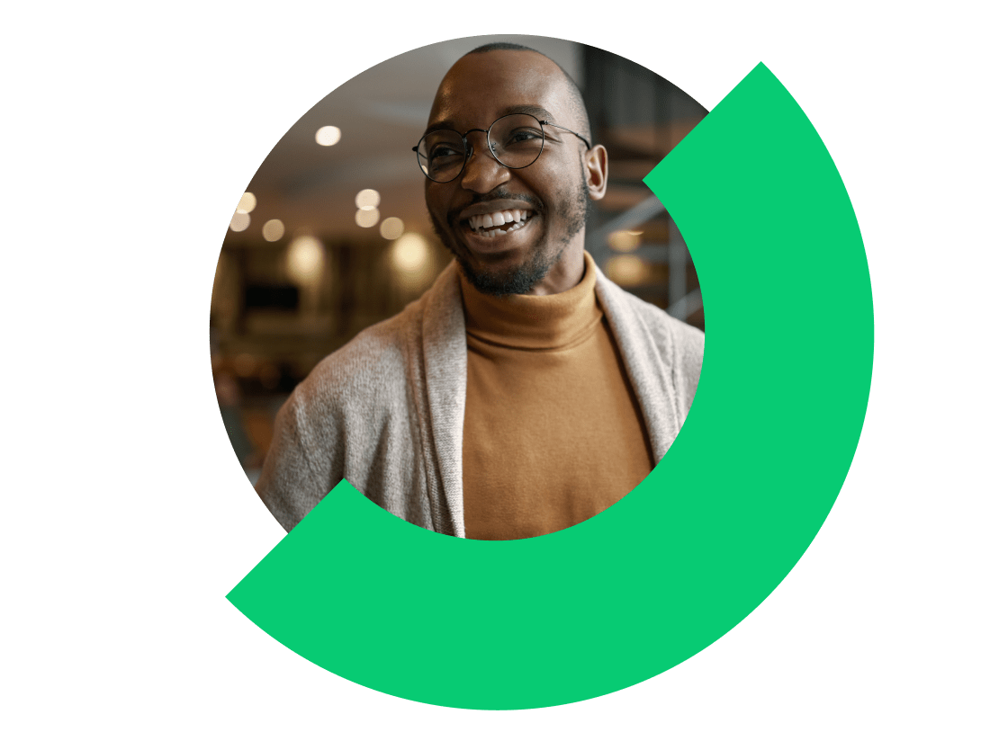 Professionnel passant un appel GoTo Connect en déplacement.