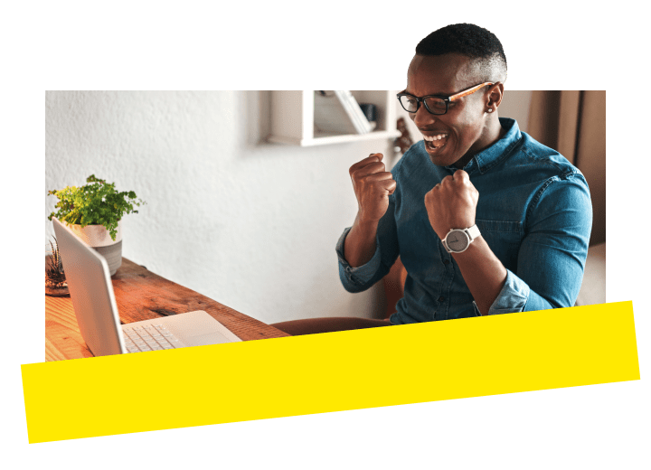 Professionnel qui se montre enthousiaste après avoir installé le système téléphonique d'entreprise de GoTo Connect rapidement et facilement.