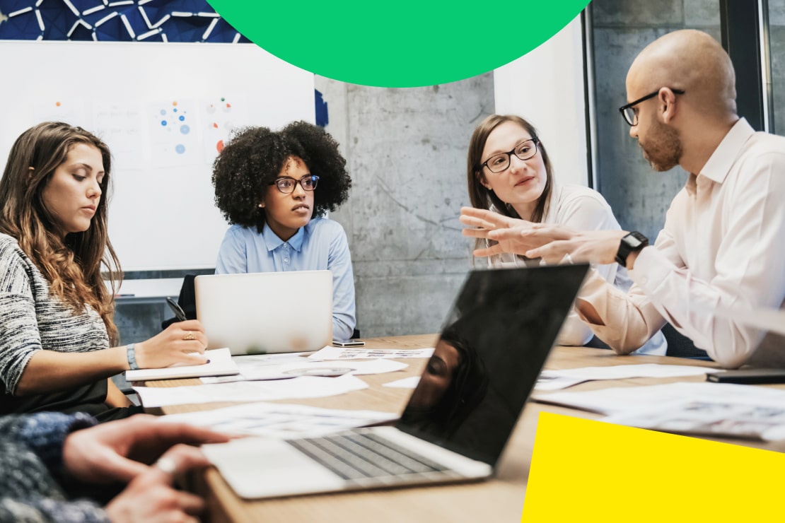 Un gruppo di dipendenti che discute e collabora utilizzando dati accurati e sincronizzati sui clienti per ottimizzare le operazioni e migliorare i risultati.