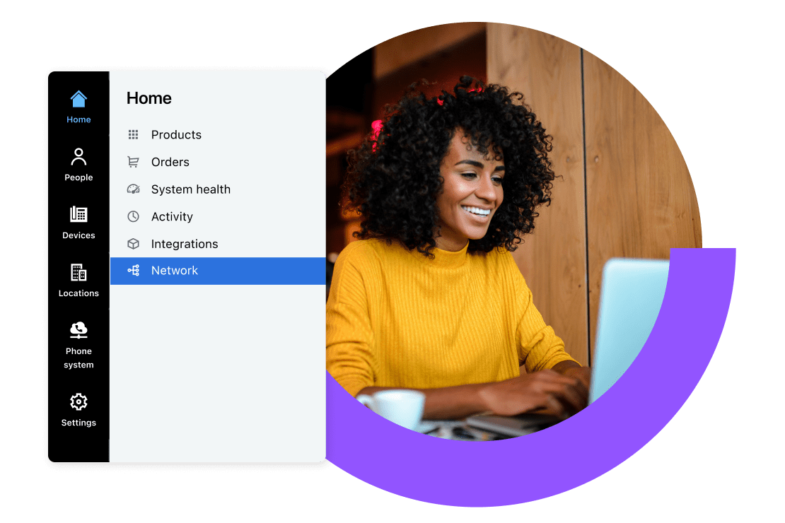 Una donna usa la console GoTo Admin inclusa nella prova gratuita di GoTo Resolve.