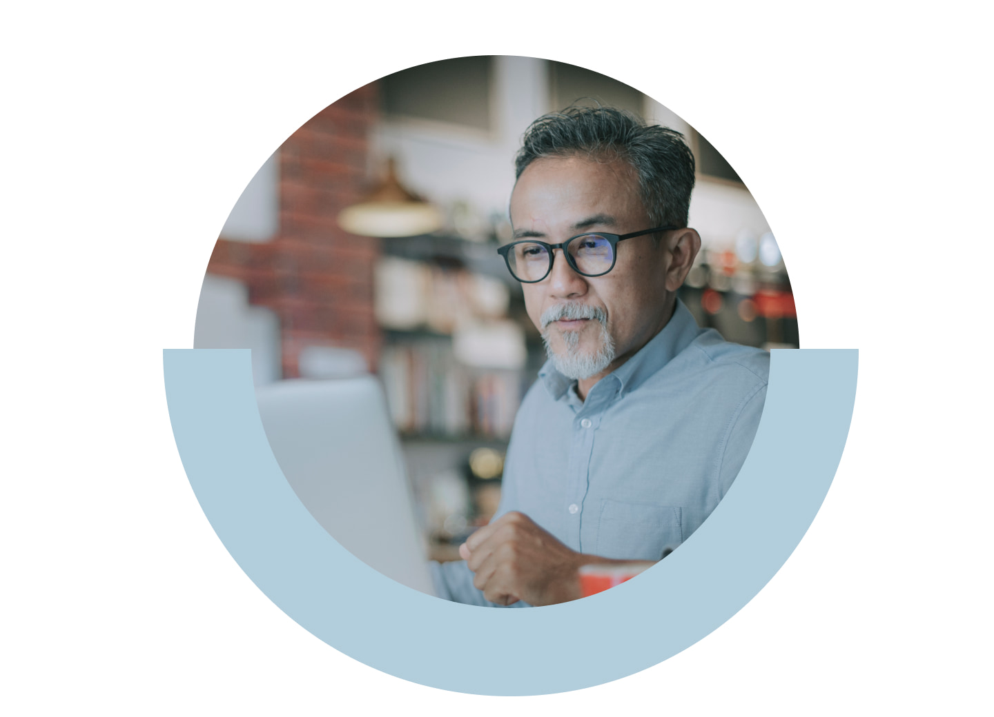 Uomo mentre automatizza le mansioni con il software RMM di GoTo Resolve.