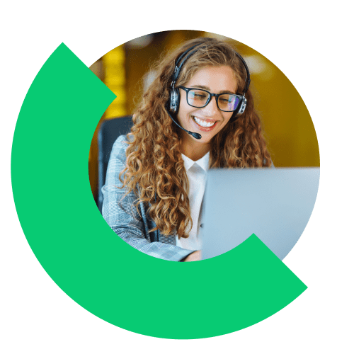 Persona in ufficio che utilizza il software di comunicazione aziendale su un computer.