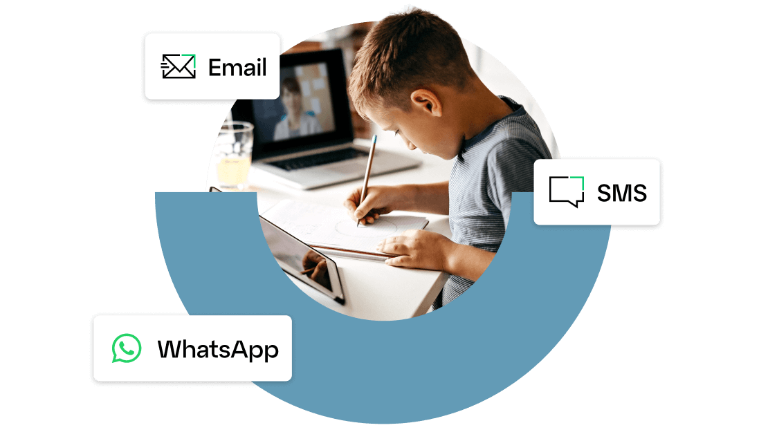 Un estudiante trabajando en sus deberes de forma remota con la ayuda de un profesor mediante GoTo Connect.