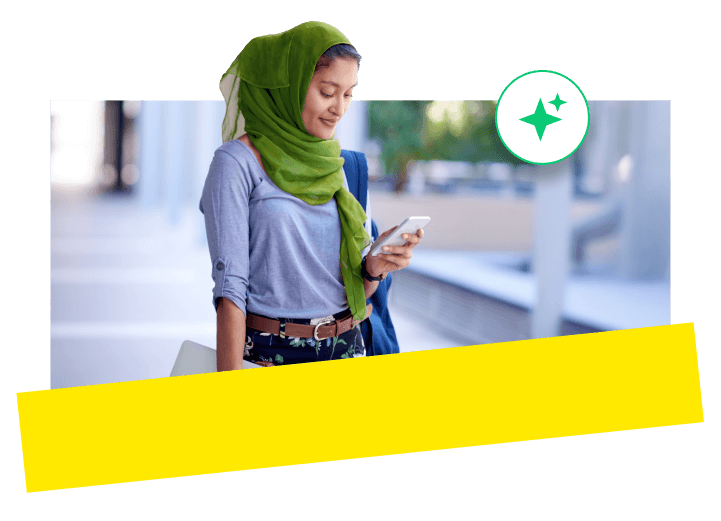 Un estudiante universitario disfruta de un aprendizaje eficaz gracias a las funciones de comunicación con tecnología de IA de GoTo Connect.