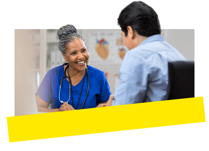 Gerente de consultório conversando com um prestador de serviços de saúde por meio do GoTo Connect integrado a prontuários médicos.