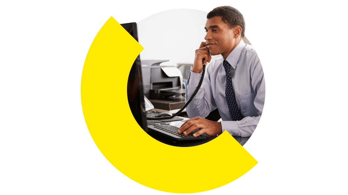 Kantoormanager die het juridische team coördineert om de workflow te stroomlijnen en de efficiëntie te verbeteren met GoTo Connect.