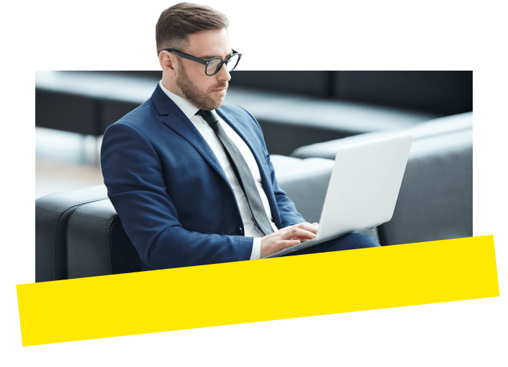 Een advocaat die een laptop gebruikt om effectief te coördineren en samen te werken met het juridische team.