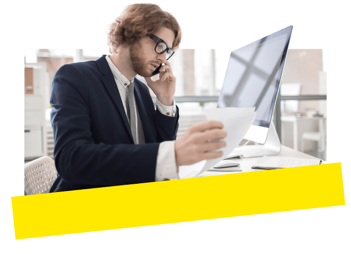 Een juridische medewerker werkt naadloos samen met zijn cliënt met behulp van GoTo Connect voor efficiënte communicatie.