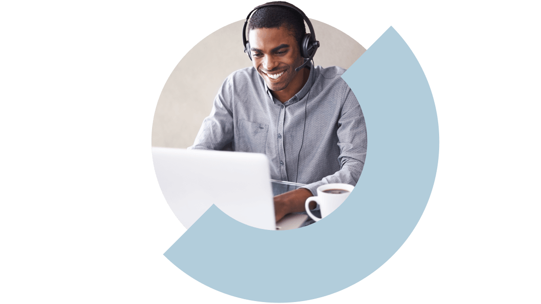 Un agente de asistencia ofrece un apoyo receptivo y soluciones rápidas a los clientes.