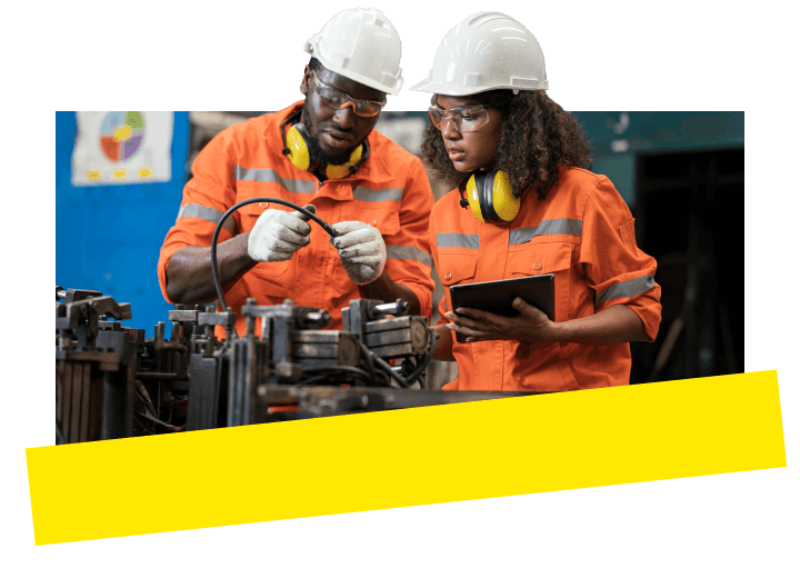 Dos ingenieros están verificando la precisión dimensional de una pieza con su jefe de producción utilizando GoTo Connect.