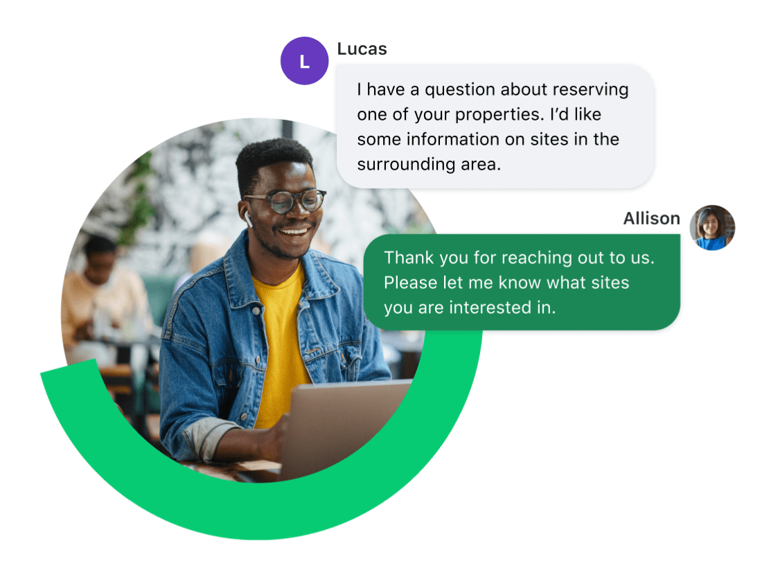 Cliente che sorride mentre parla con Alison, un'operatrice del servizio clienti su chat di testo.
