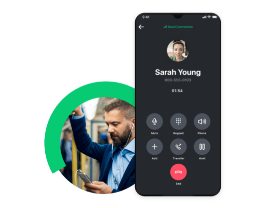 Un homme participant à une audioconférence GoTo dans un train.