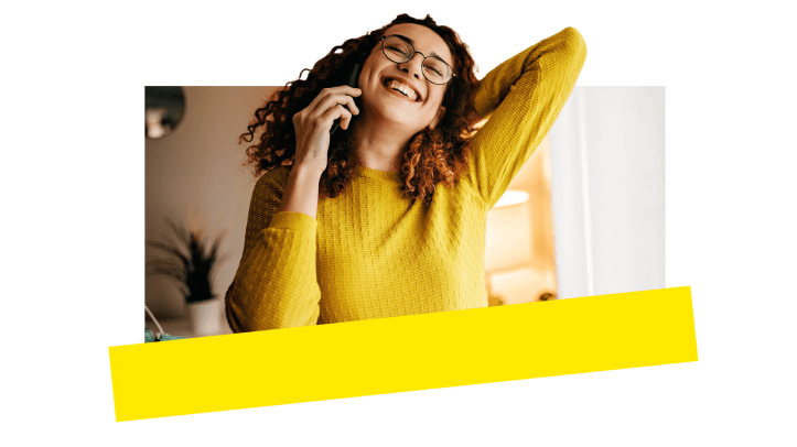 Una donna al telefono con il suo numero GoTo Connect per il cellulare.