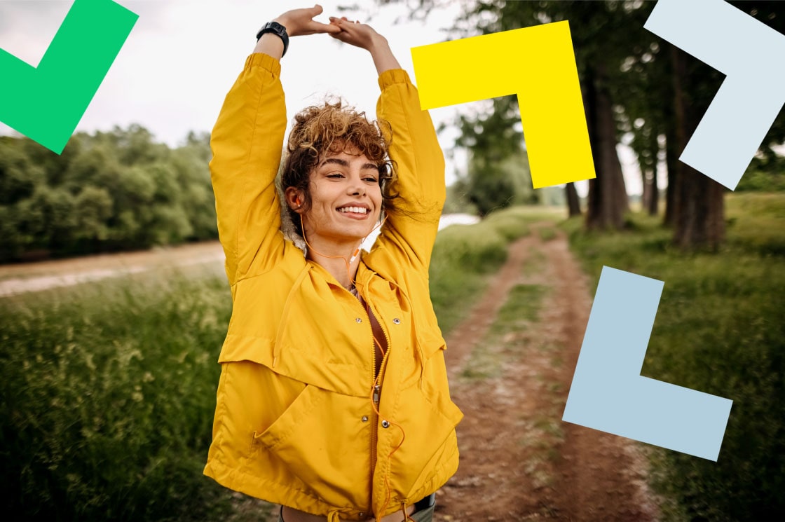 Una donna si diverte all'aperto mentre partecipa a una chiamata da remoto.