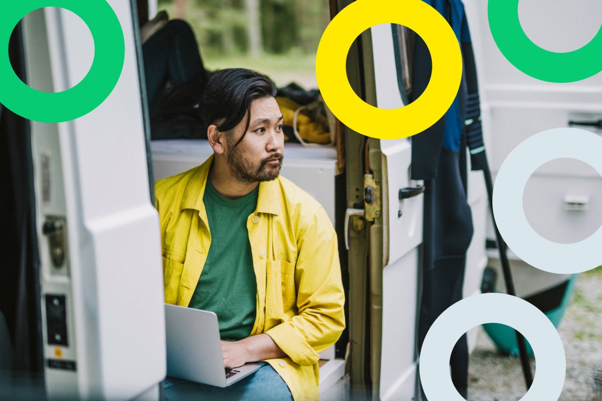 Un dipendente utilizza strumenti di collaborazione a distanza sul suo laptop mentre viaggia.