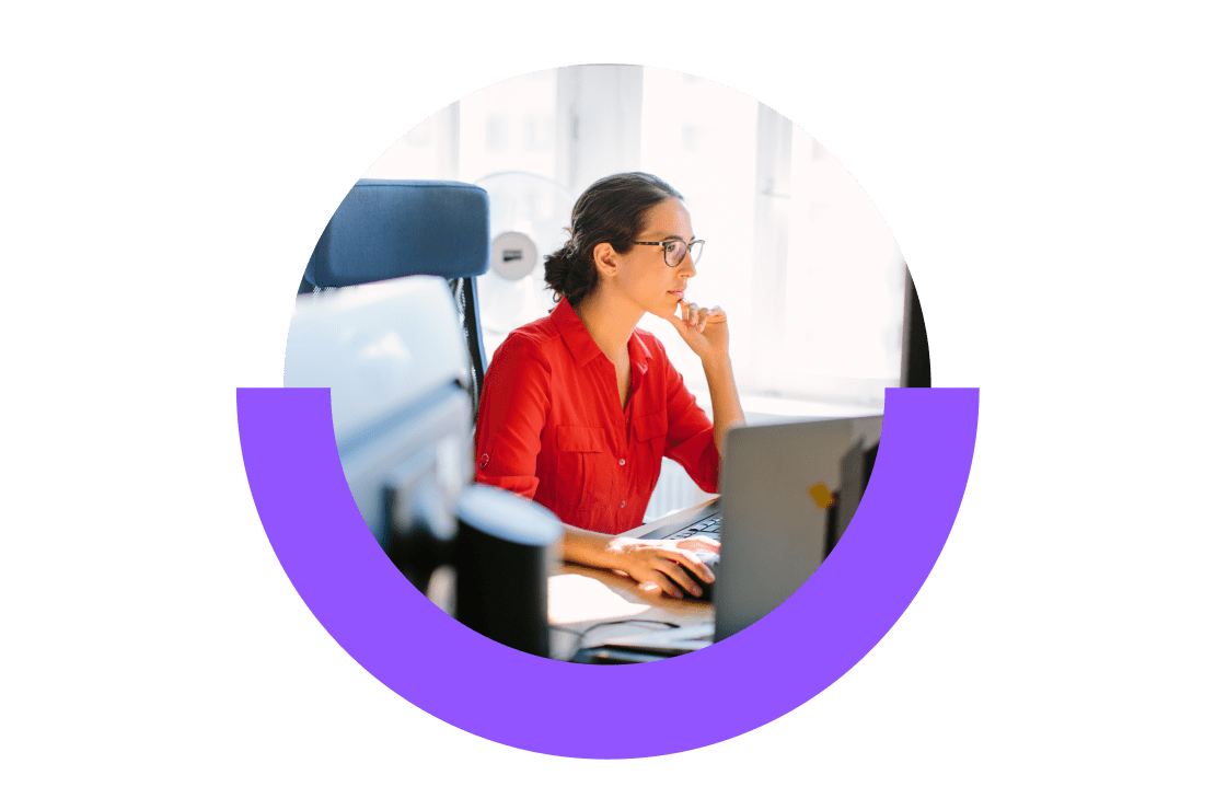 Tecnico informatico che utilizza il software di supporto informatico da remoto di GoTo Resolve dal suo computer