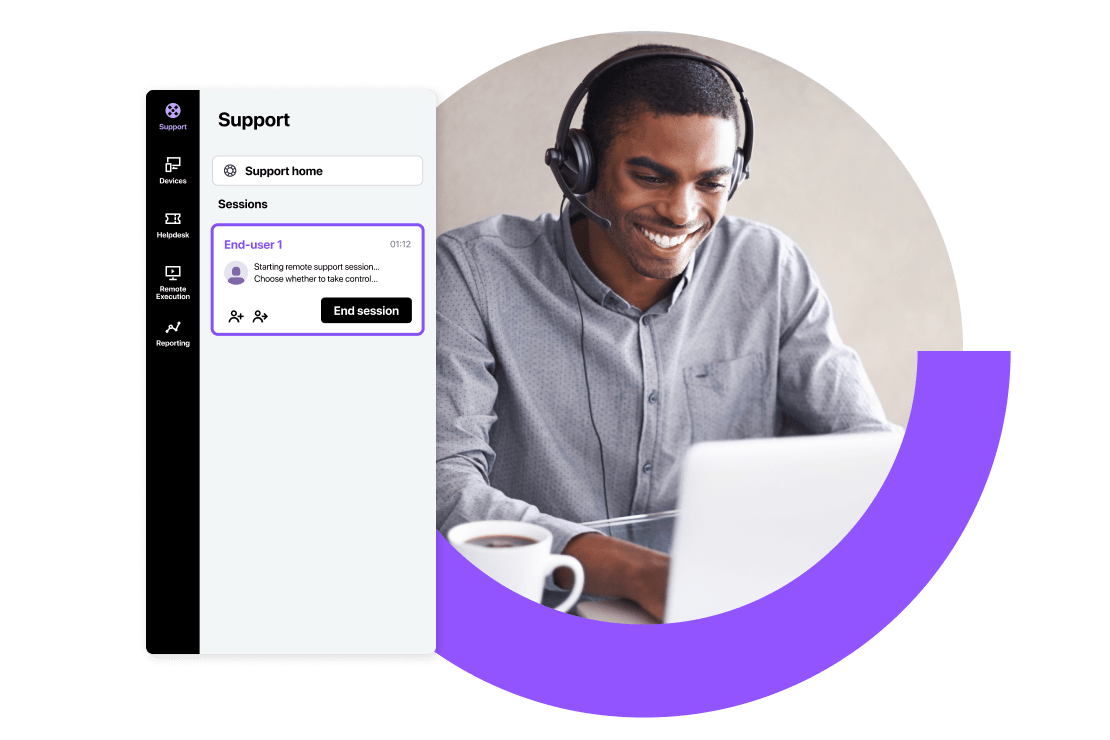 Professionista dell'IT che utilizza la funzionalità di ticketing dell'Helpdesk di GoTo Resolve sul suo portatile per rispondere alla domanda di un ticket conversazionale di un cliente che chiede come aggiungere una stampante ai propri dispositivi collegati