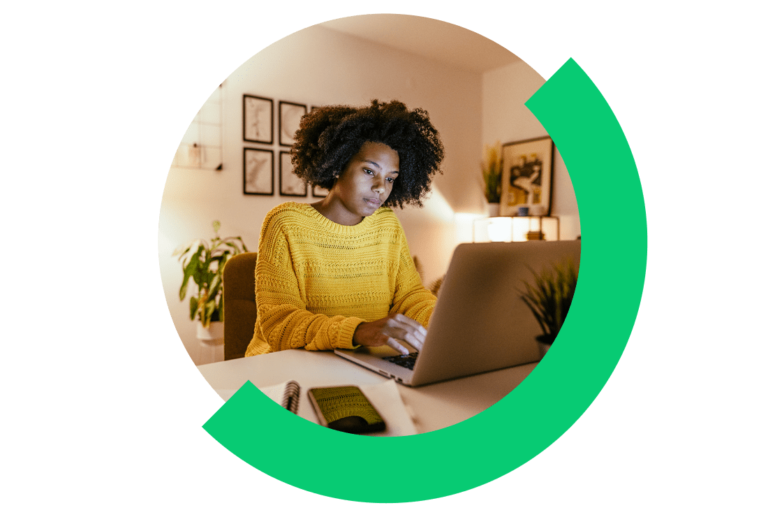 Donna che usa GoTo Webinar durante una sessione di formazione remota.
