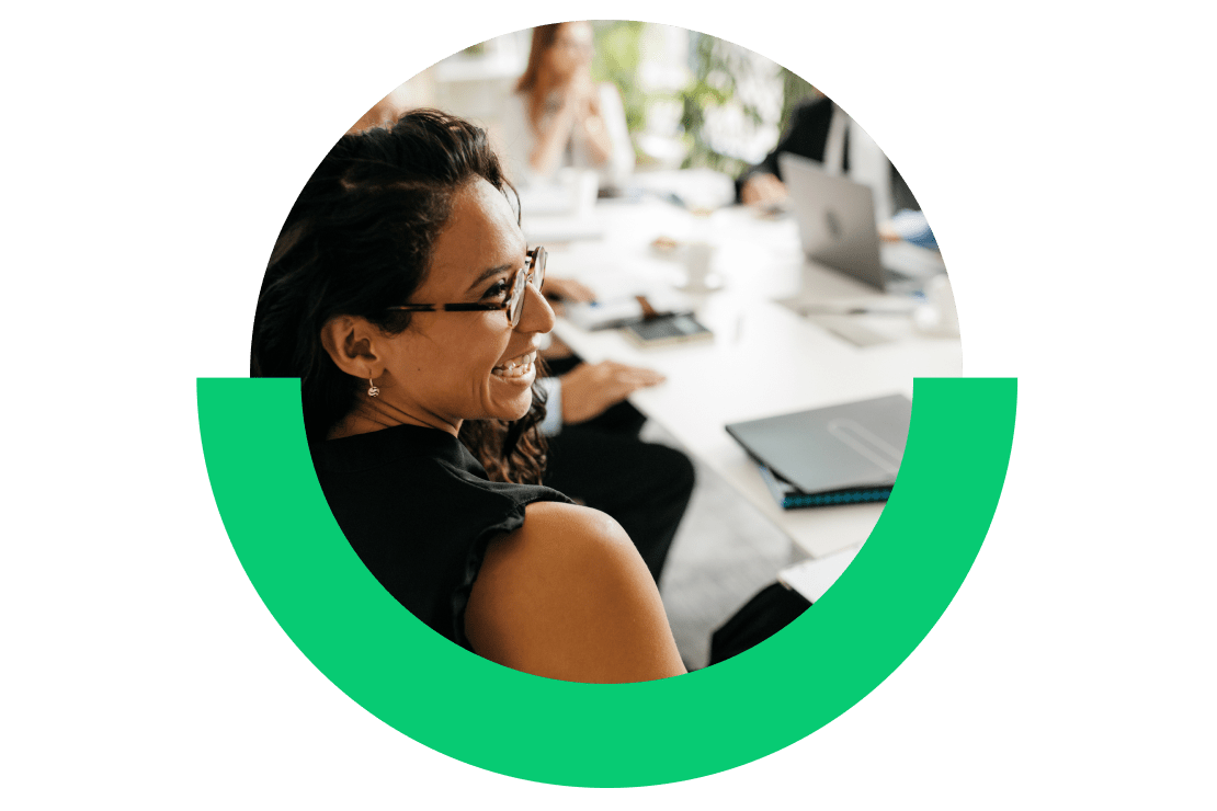 Directora de marketing sugiriendo ideas para webinar        