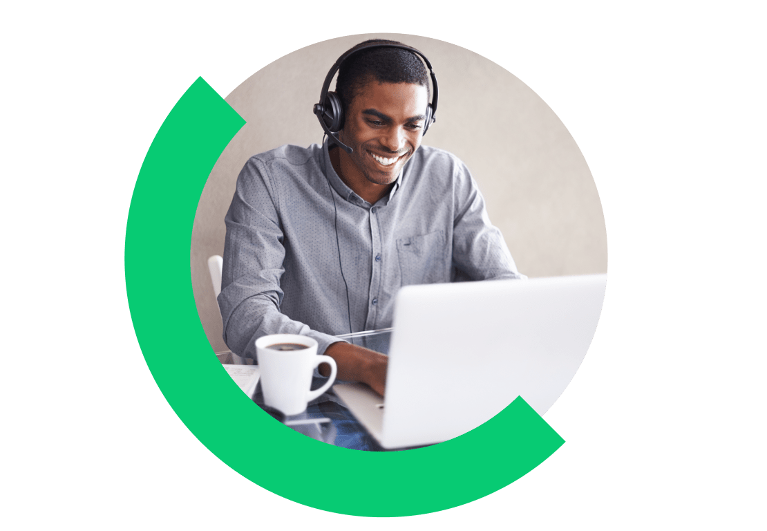 Un agente del equipo de atención al cliente ayudando con las necesidades posventa del cliente.