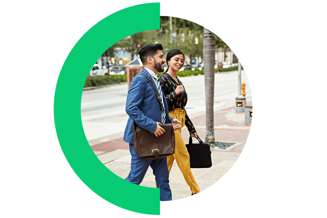 Dos trabajadores en la oficina hablan sobre las ventajas de un seminario web al que asistieron hace poco.