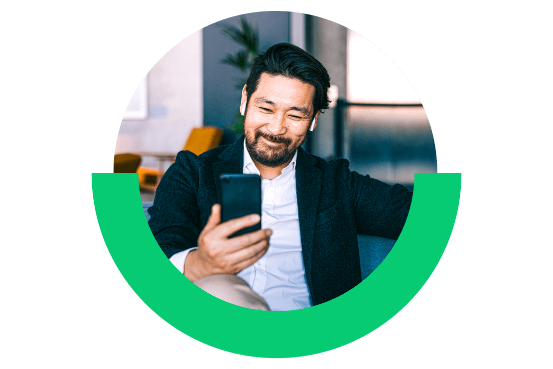 Hombre interactuando con un seminario web sobre tendencias del sector desde la aplicación GoTo Webinar.