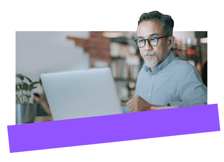 IT-beheerder die tijdens een gesprek met een eindgebruiker beveiliging en compliance van een oplossing voor beheer van mobiele apparaten instelt op een laptop.