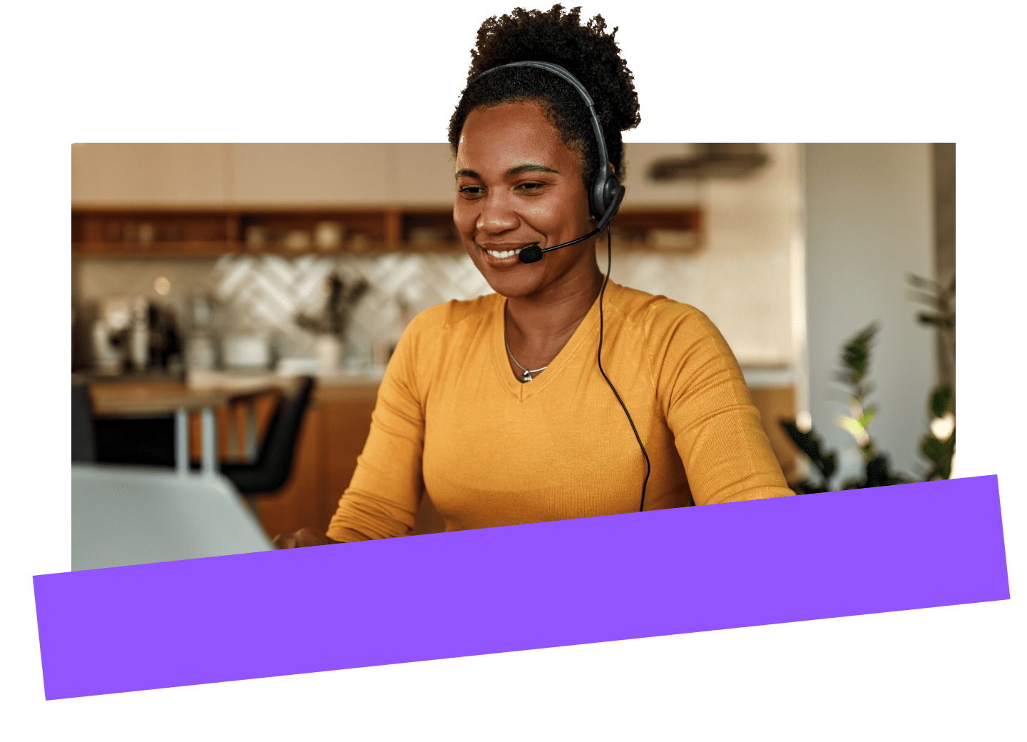IT-beheerder die op een laptop via een platform voor MDM kijkt naar dashboards en rapporten over gegevenspunten en KPI’s van het mobile device managment-systeem van het bedrijf.