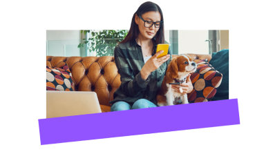 Teletrabajador durante una sesión de asistencia de TI solucionando un problema en su teléfono.